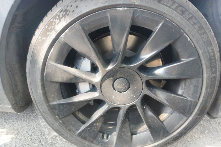 Tesla Model Y 2023 immagine di auto #9