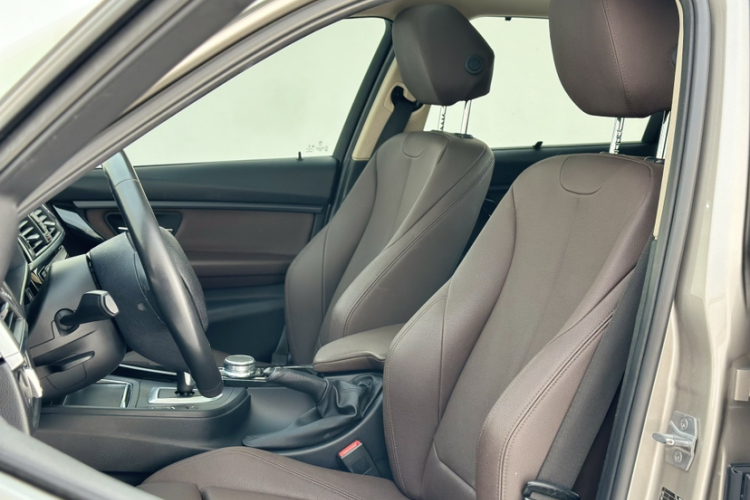 BMW 3 Series 2019 car image #15