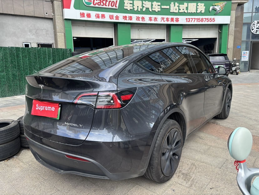 Tesla Model Y 2025 #5 Tesla Model Y 2025 car image #5