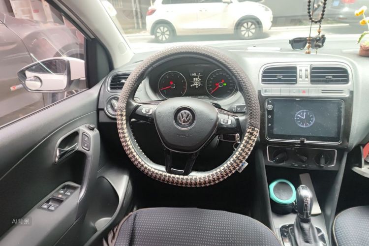 Volkswagen Polo 2018 car image #12
