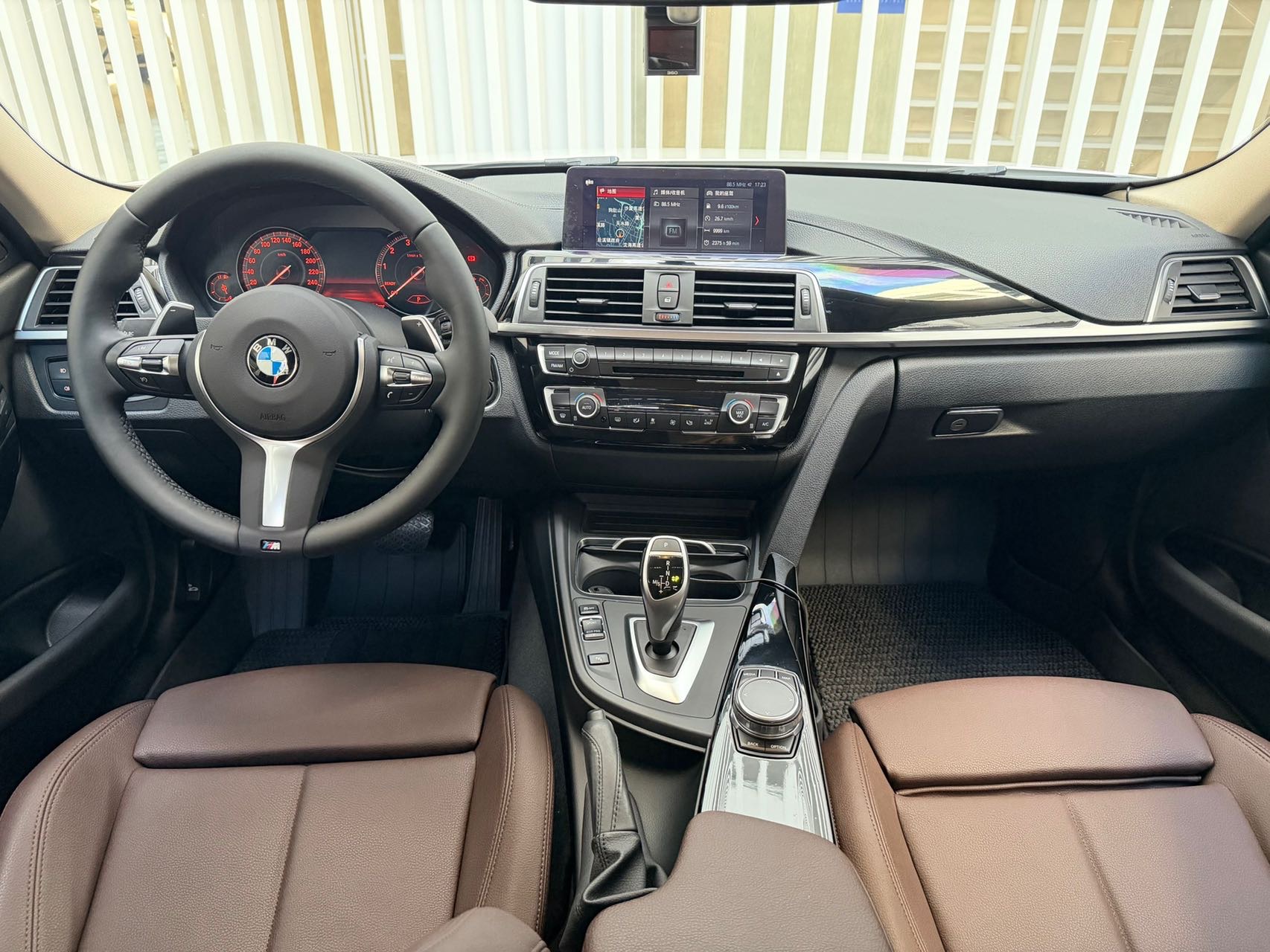BMW 3 Series 2019 car image #9