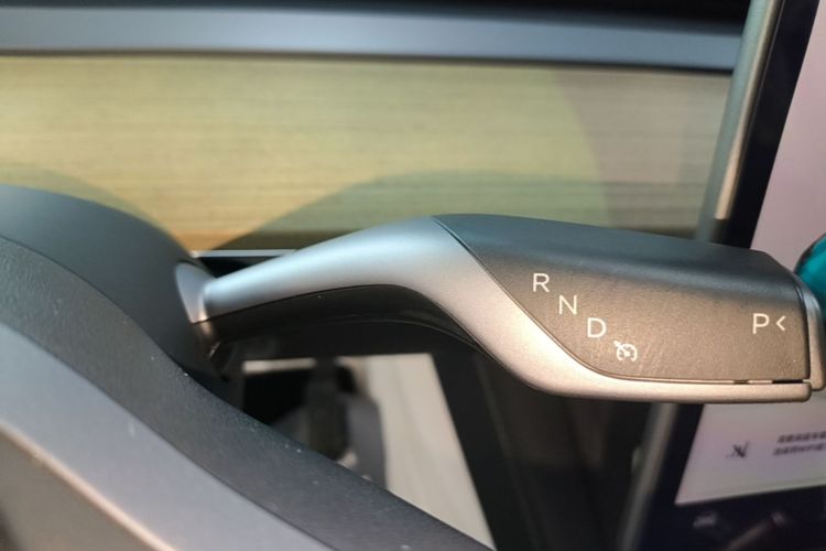 Tesla Model Y 2023 car image #14