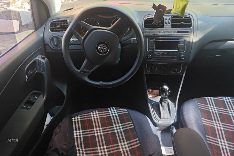 Volkswagen Polo 2015 car image #12