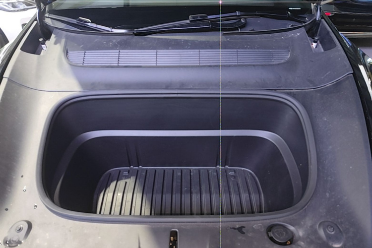 Tesla Model Y 2025 immagine di auto #22