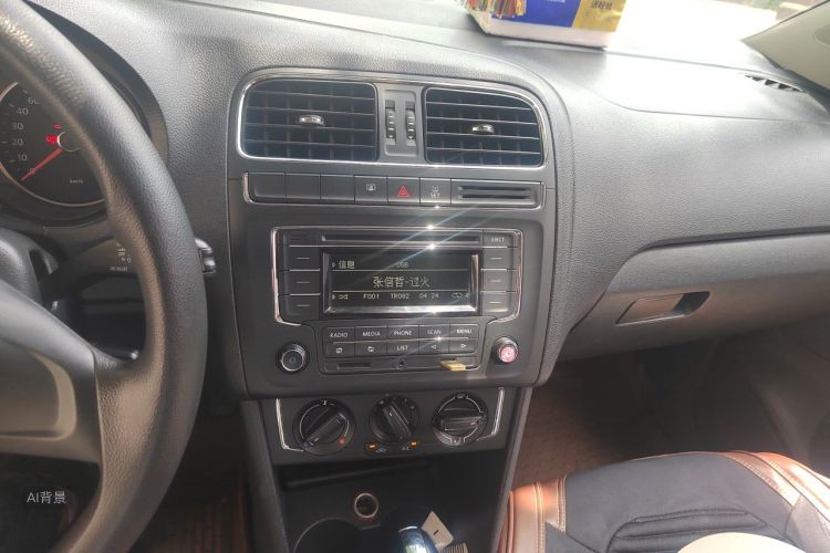 Volkswagen Polo 2015 car image #15