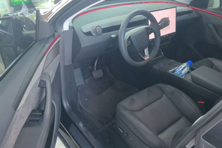 Tesla Model Y 2025 immagine di auto #16
