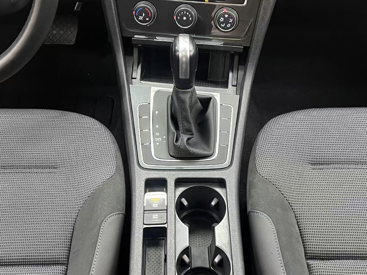 Volkswagen Golf 2019 car image #12