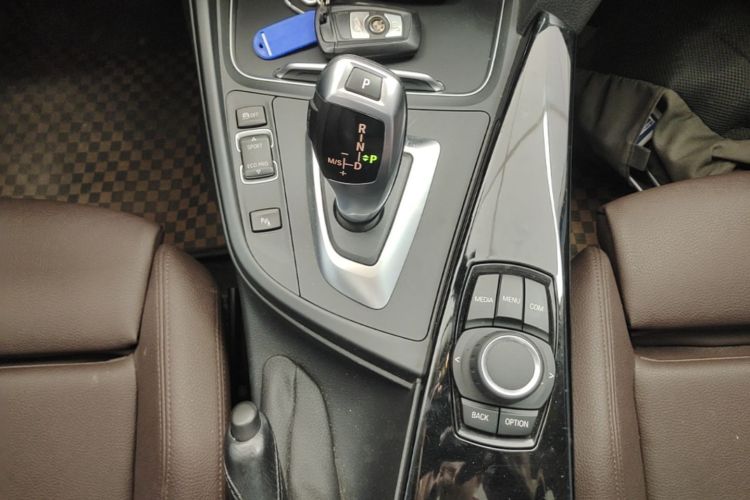 BMW 3 Series 2018 car image #14