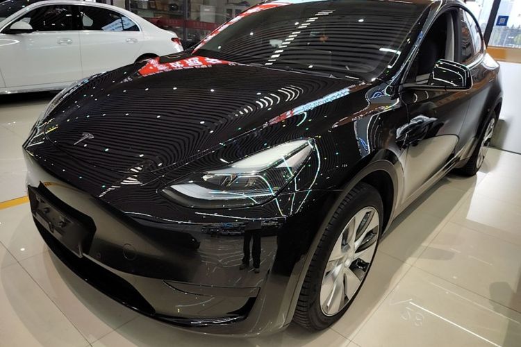 Tesla Model Y 2023 car image #2