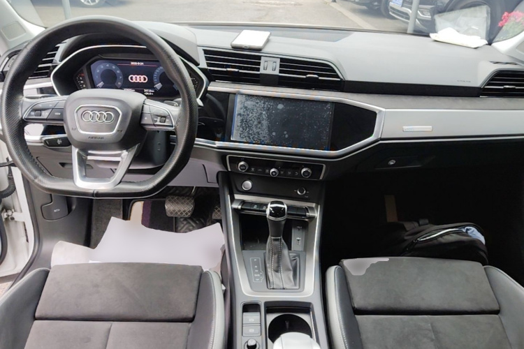 Audi Q3 2020 car image #10