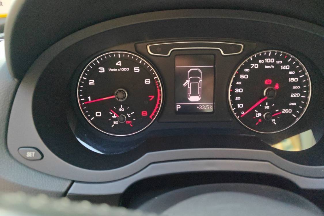 Audi Q3 2016 car image #26