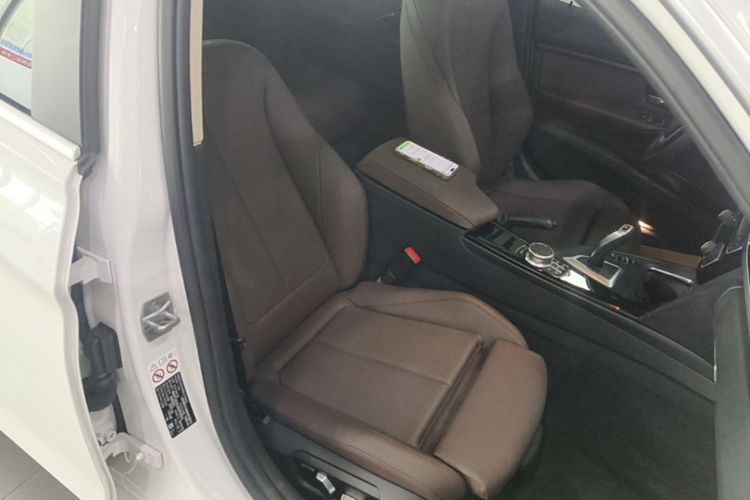 BMW 3 Series 2019 car image #24