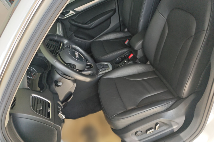 Audi Q3 2016 car image #9