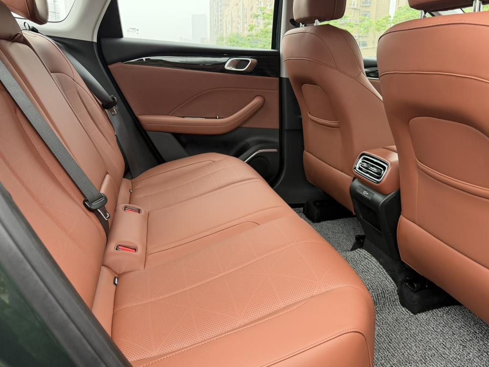 GEELY Emgrand 2025 #15 GEELY Emgrand 2025 car image #15