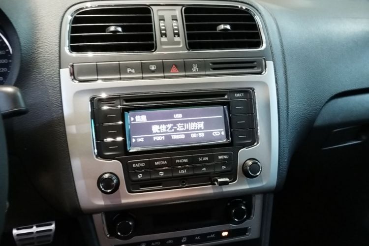 Volkswagen Polo 2015 car image #13