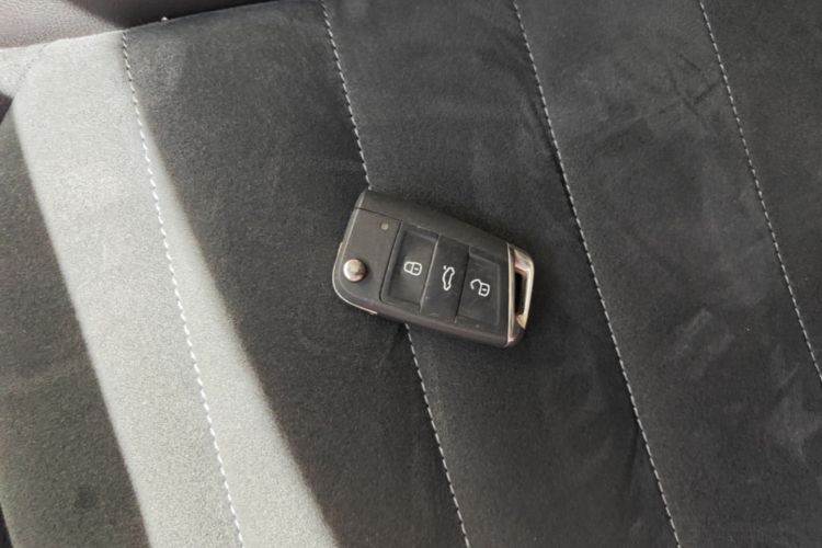 Volkswagen Golf 2019 car image #9