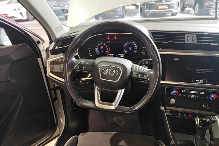 Audi Q3 2020 car image #11