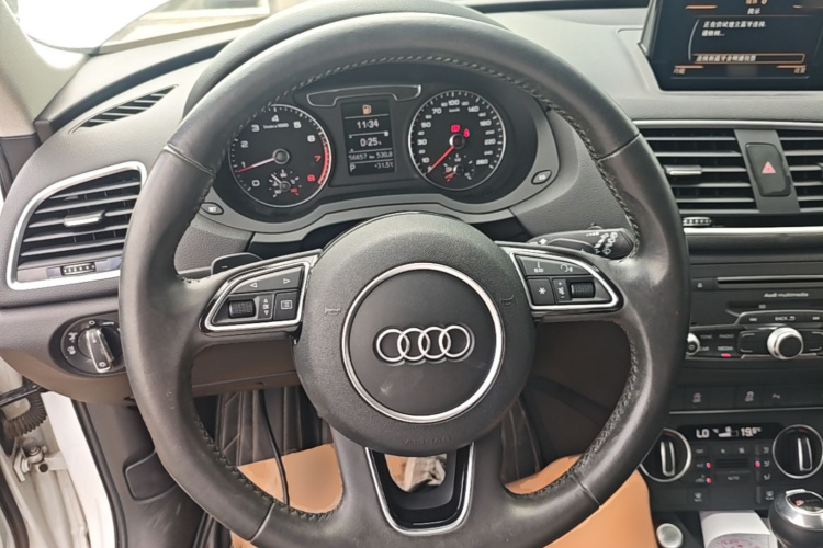 Audi Q3 2018 car image #11