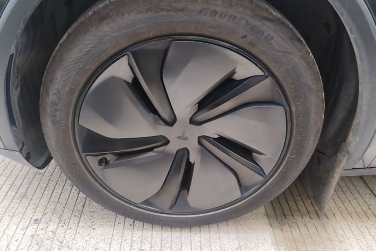 Tesla Model Y 2025 car image #9