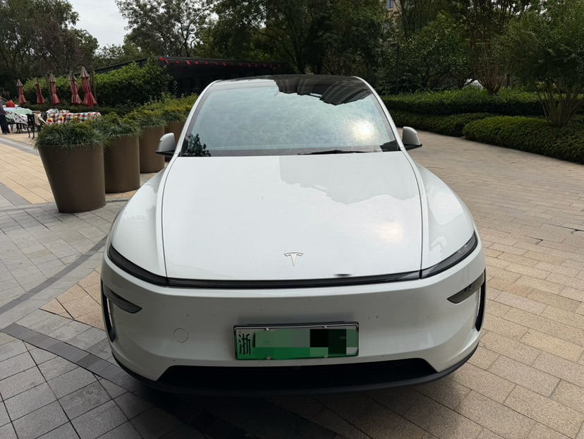 Tesla Model Y 2025 #2 Tesla Model Y 2025 car image #2