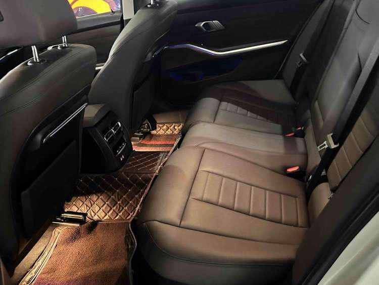 BMW 3 Series 2019 car image #18