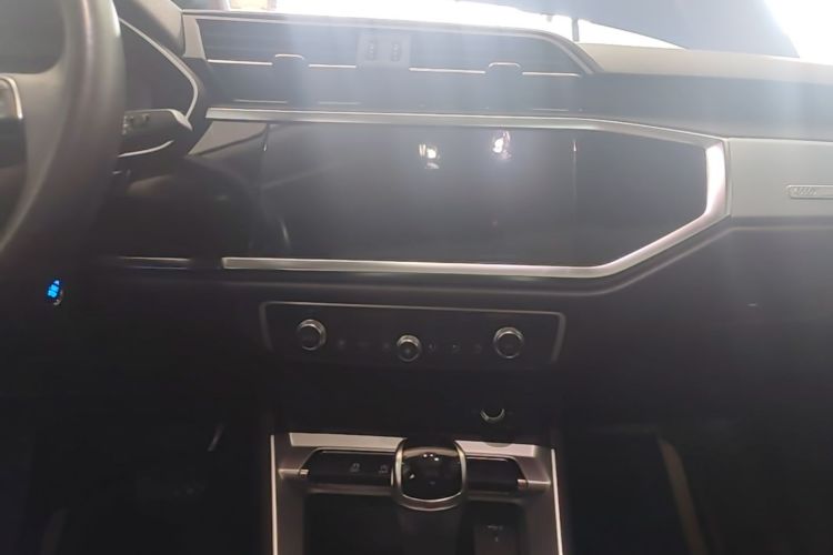 Audi Q3 2019 car image #13