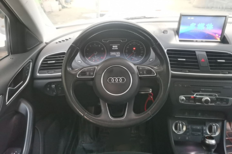 Audi Q3 2014 car image #11