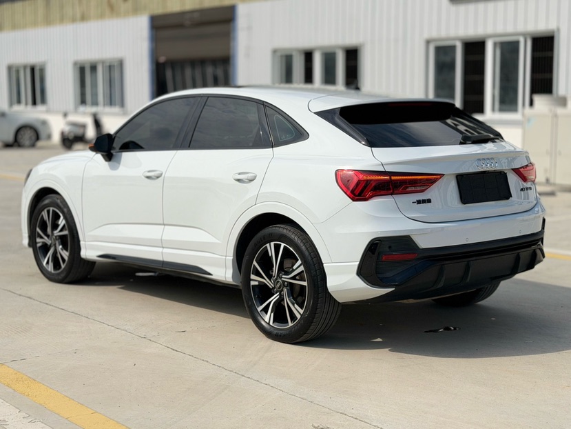 Audi Q3 2023 car image #4