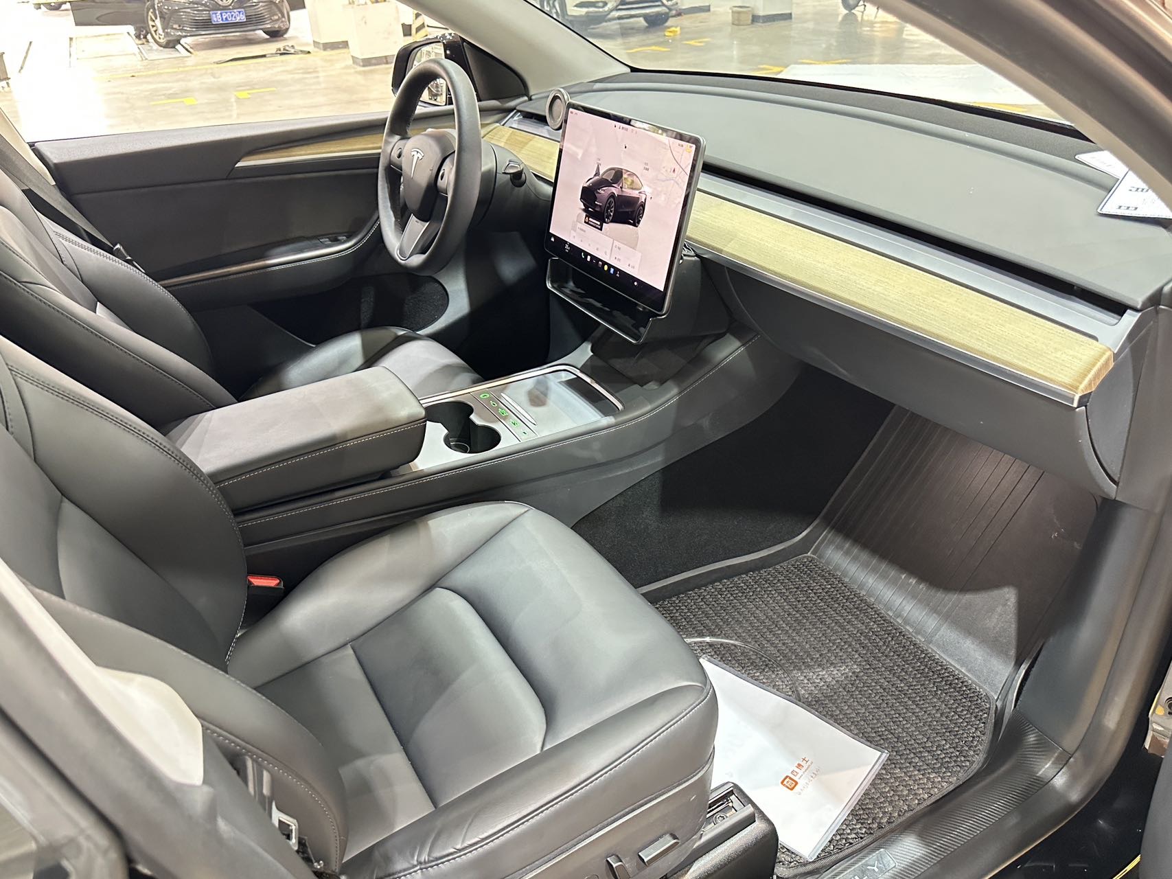 Tesla Model Y 2023 car image #12