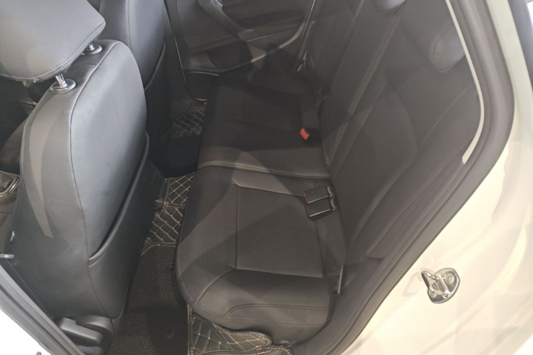 Volkswagen Polo 2015 car image #17
