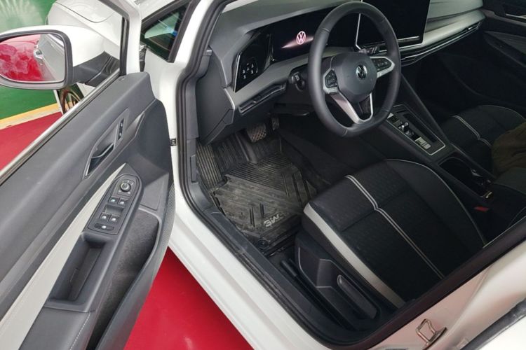 Volkswagen Golf 2025 car image #16