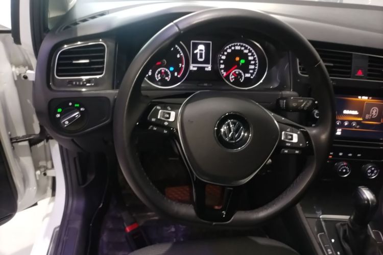 Volkswagen Golf 2019 car image #11