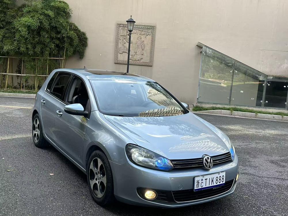 Volkswagen Golf 2010 car image #3