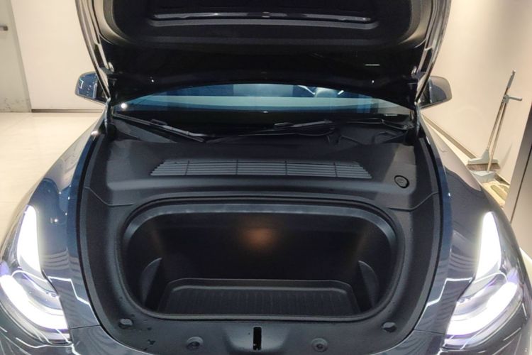 Tesla Model Y 2025 immagine di auto #22