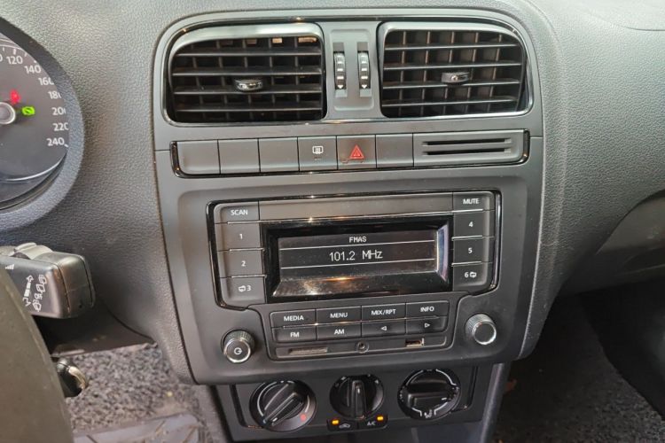 Volkswagen Polo 2016 car image #13