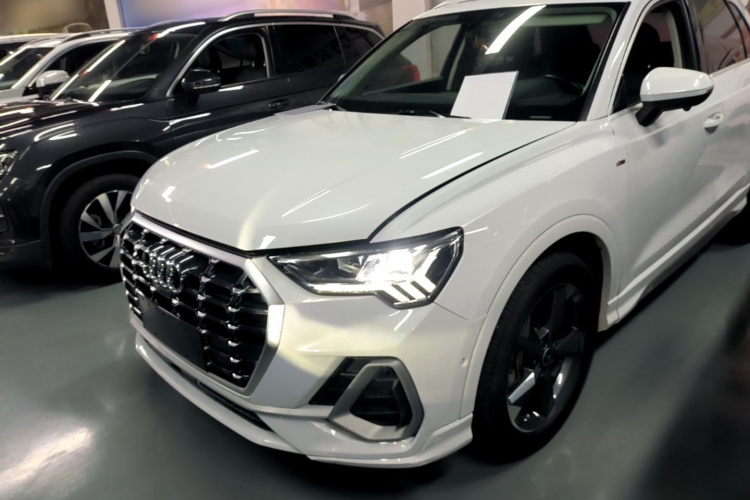 Audi Q3 2021 car image #2