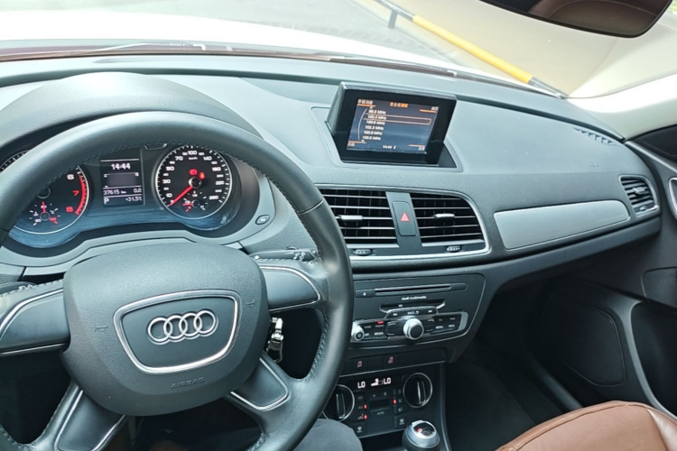 Audi Q3 2019 car image #10