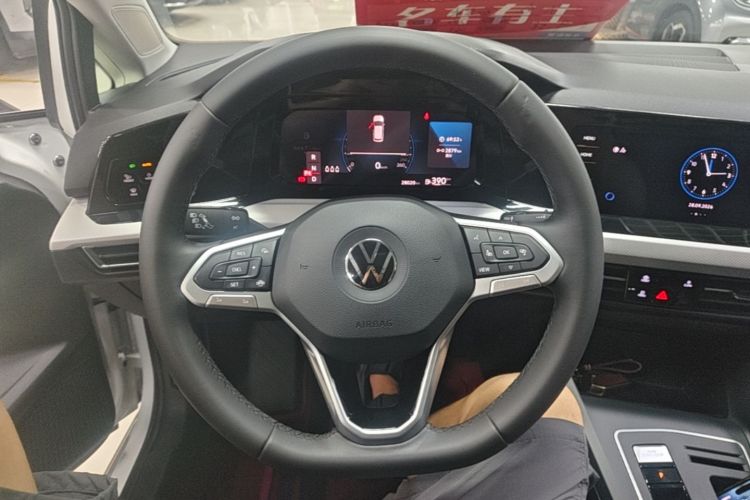 Volkswagen Golf 2023 car image #11
