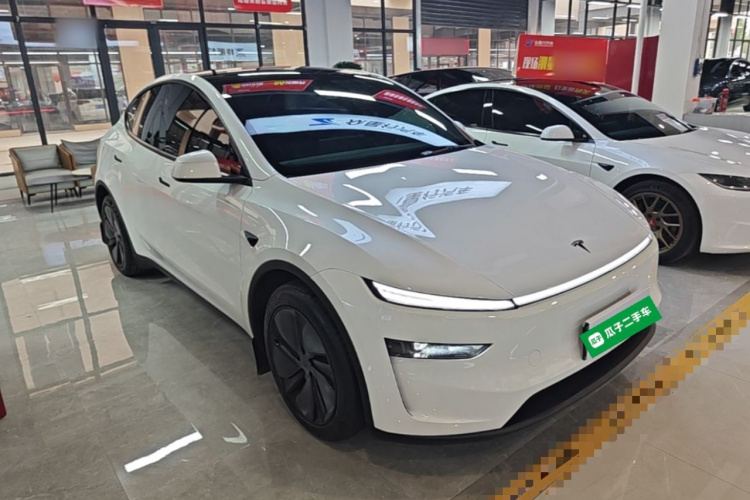 Tesla Model Y 2025 #4 Tesla Model Y 2025 immagine di auto #4