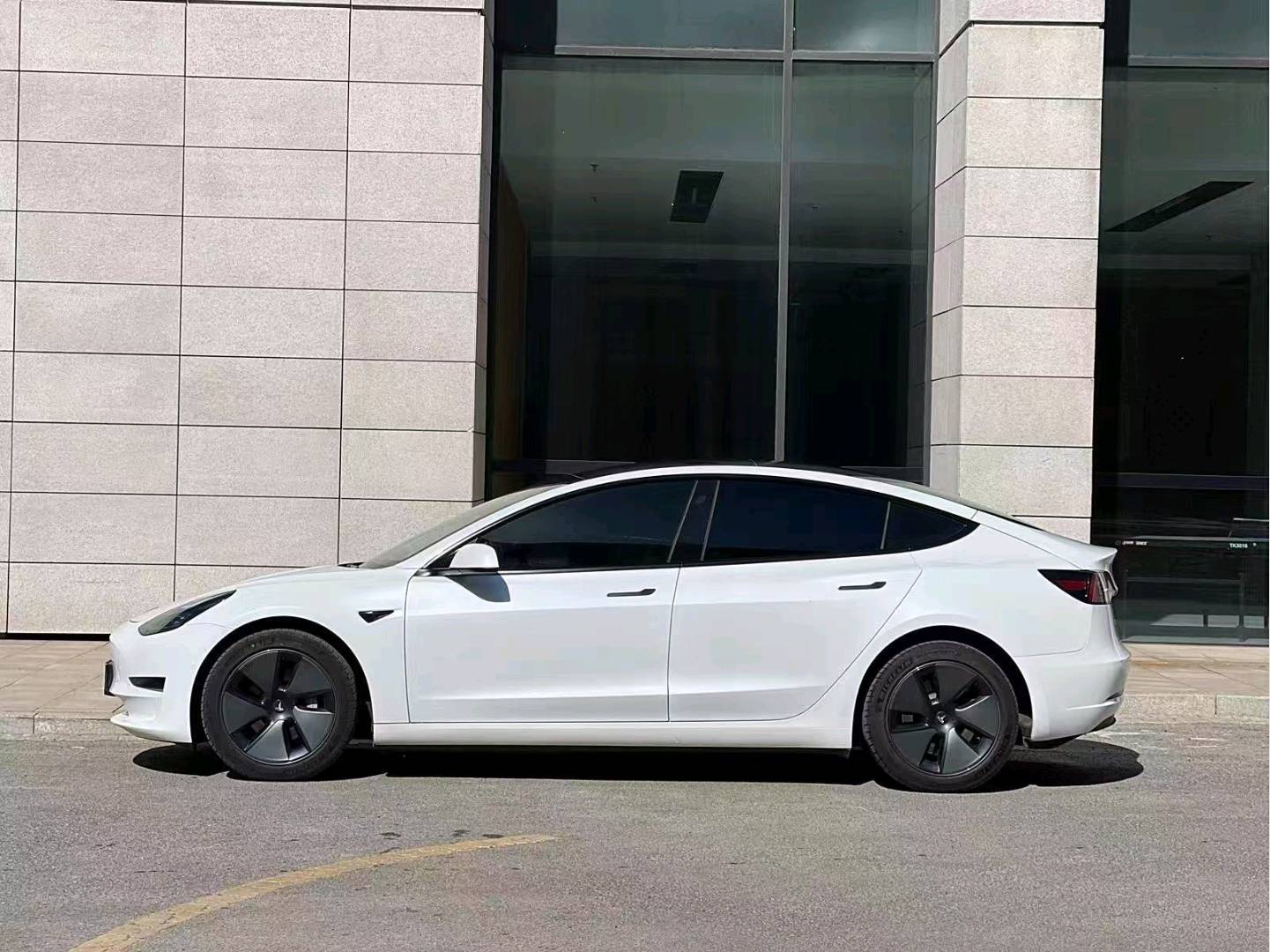 Tesla Model 3 2023 car image #6