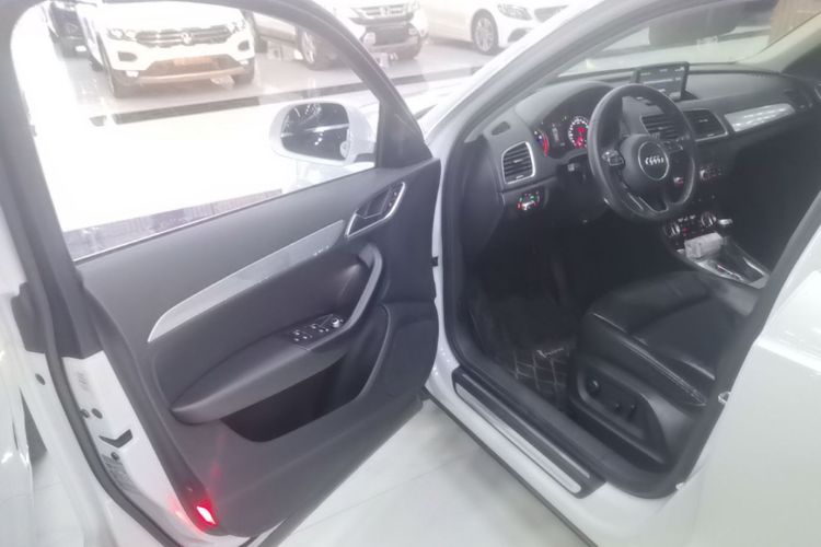 Audi Q3 2016 car image #16
