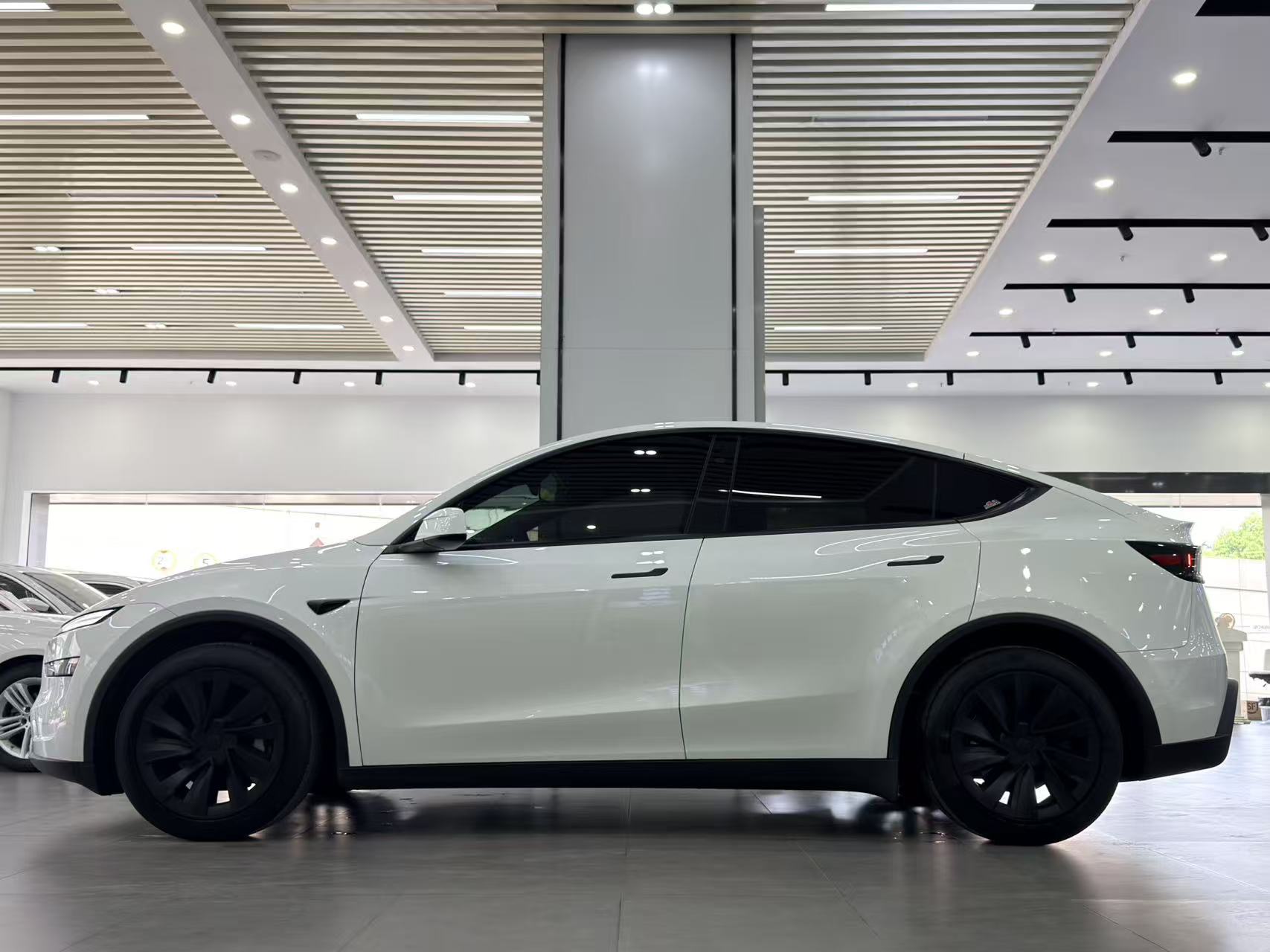 Tesla Model Y 2025 car image #5
