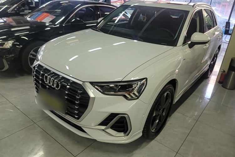 Audi Q3 2021 car image #2
