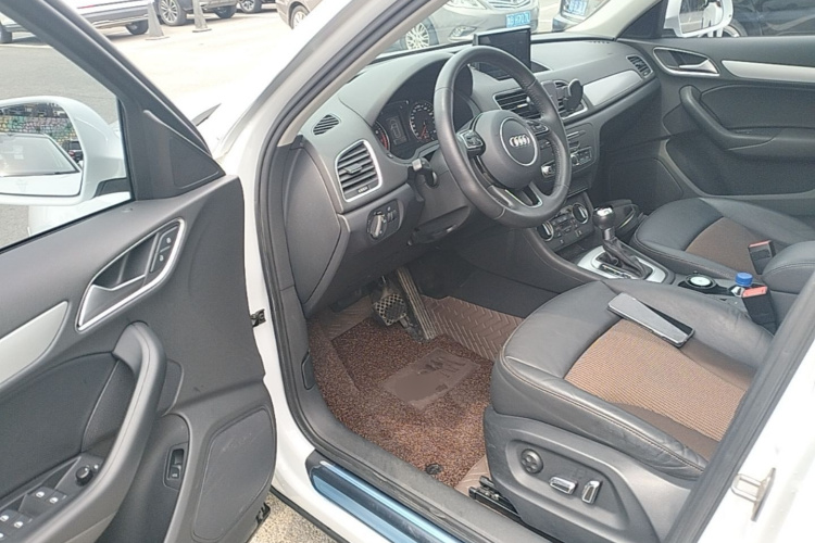 Audi Q3 2017 car image #16