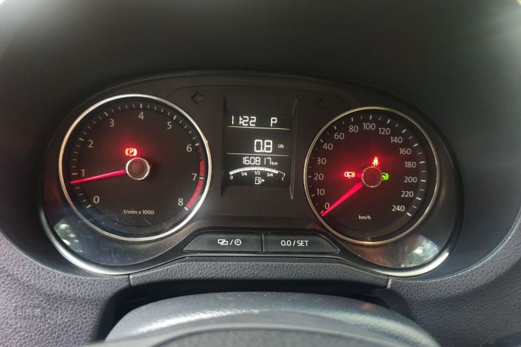 Volkswagen Polo 2015 car image #13