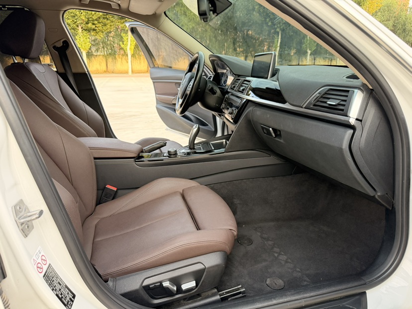 BMW 3 Series 2018 car image #11
