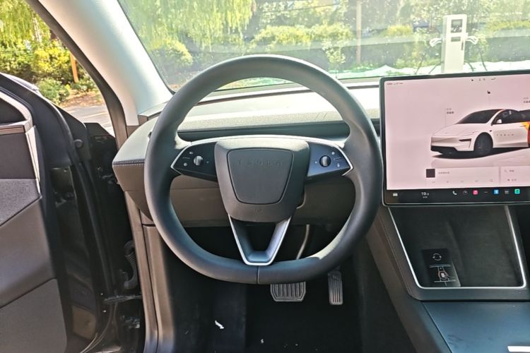 Tesla Model Y 2025 #15 Tesla Model Y 2025 car image #15