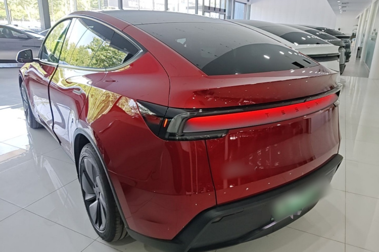 Tesla Model Y 2025 #7 Tesla Model Y 2025 car image #7