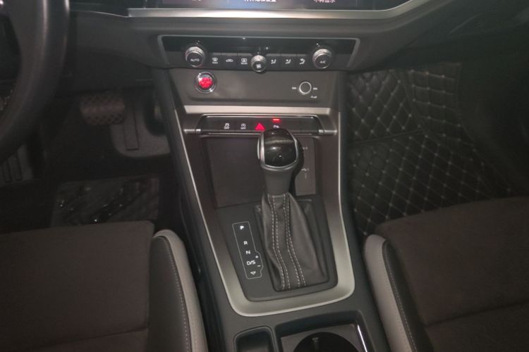 Audi Q3 2021 car image #14