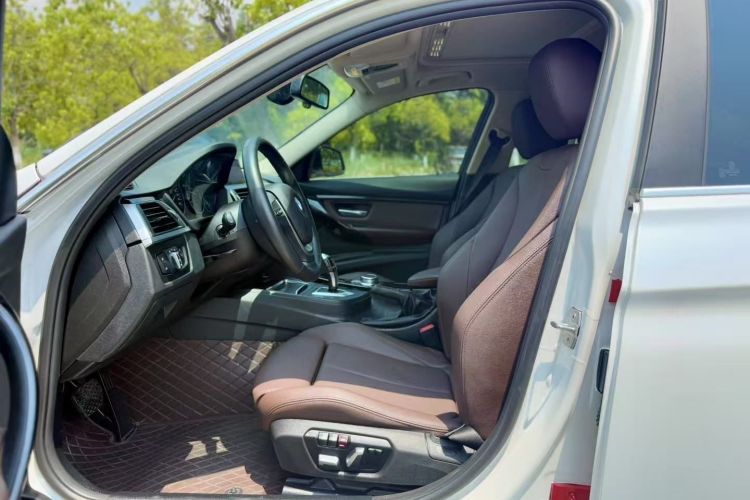 BMW 3 Series 2019 car image #17